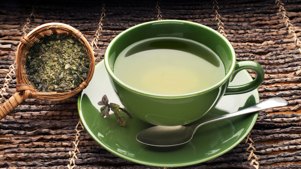 Зеленый чай в зеленой чашке